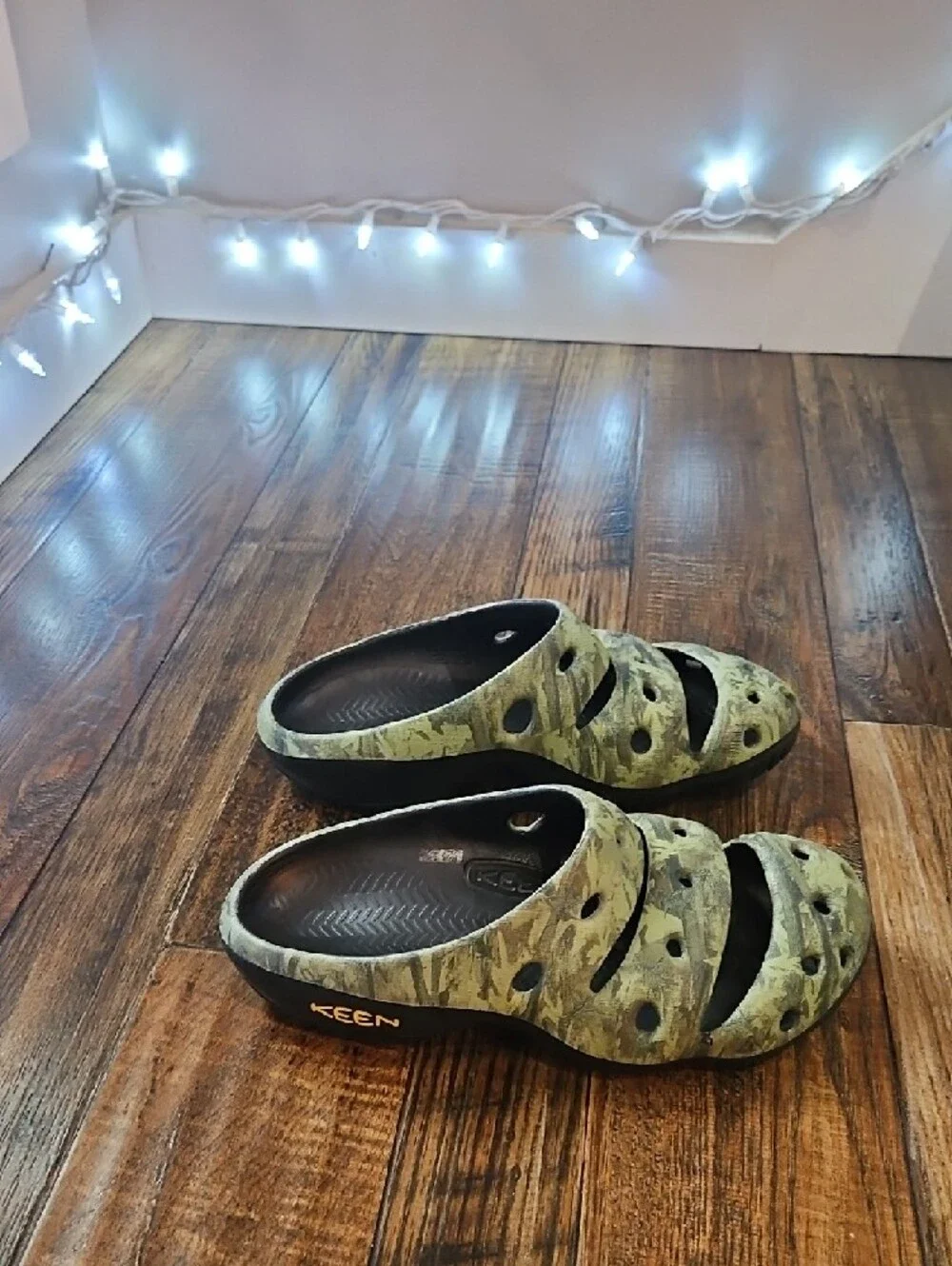 Keen Men's Slip-On Clogs in Army Green Camouflage (Sz.8)